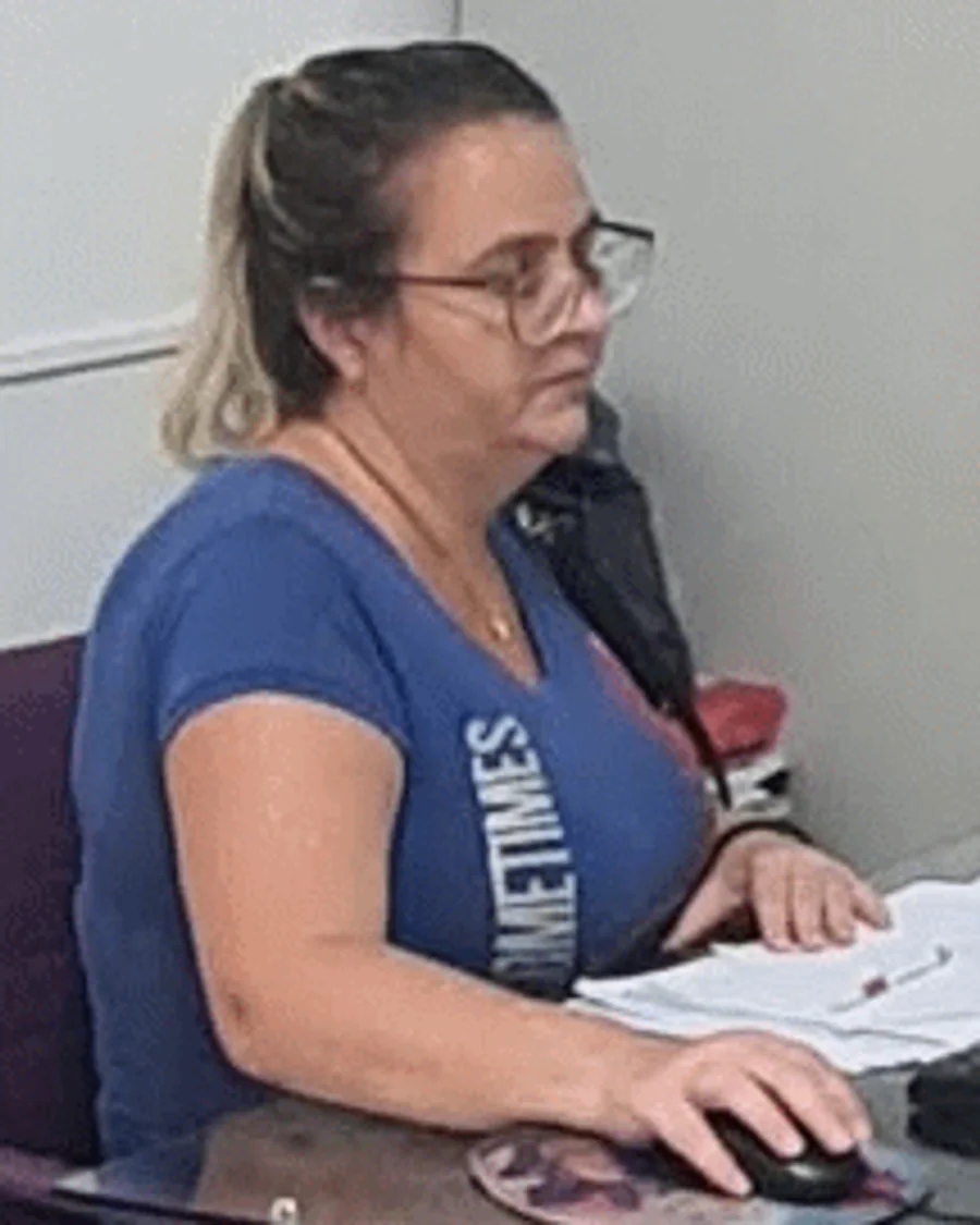 Luciana trabalhando no escritório da Derencius
